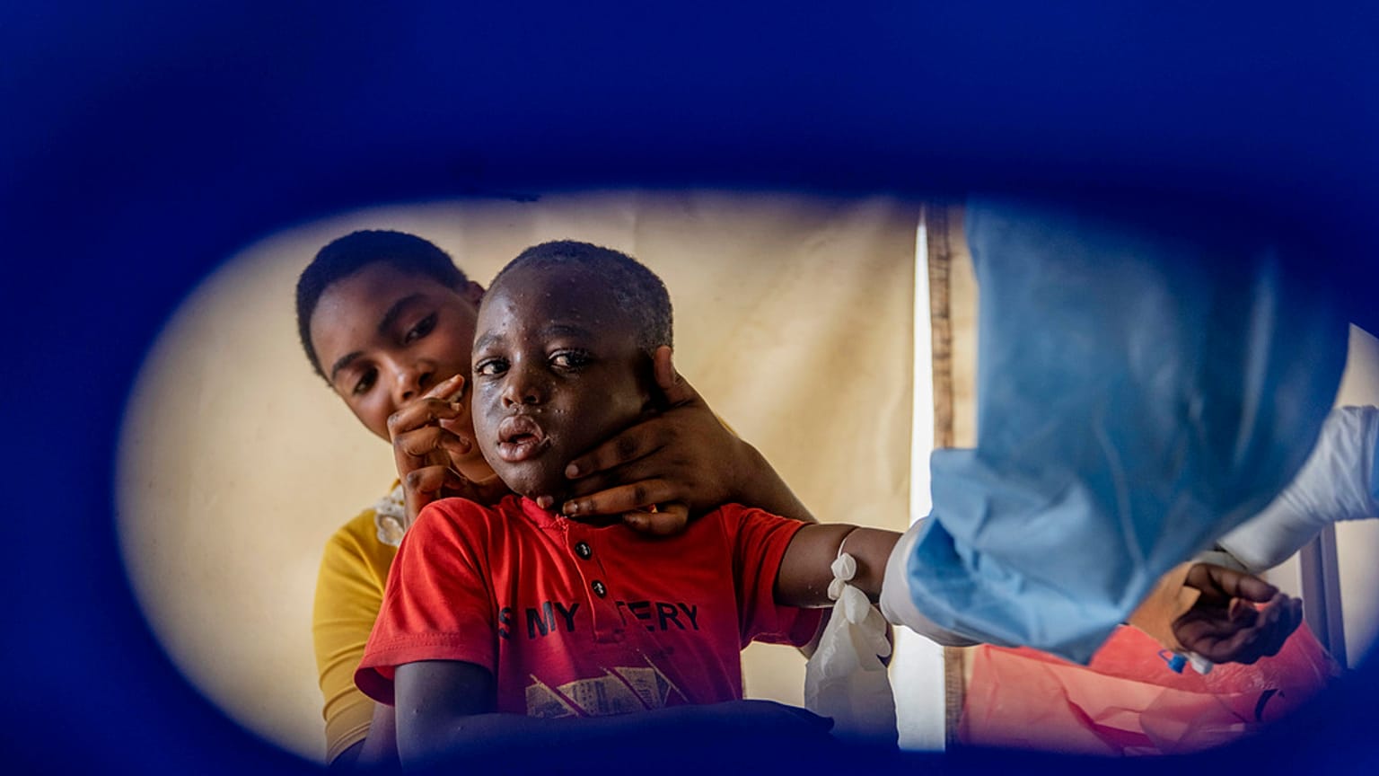 Afrika'da bir çocuğa aşı yapılıyor