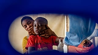 Afrika'da bir çocuğa aşı yapılıyor