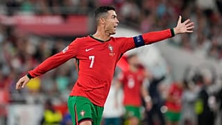 لاعب البرتغال كريستيانو رونالدو يشير بيده خلال مباراة دوري الأمم الأوروبية لكرة القدم بين البرتغال واسكتلندا في ملعب لوز في لشبونة، البرتغال، الأحد، 8 سبتمبر/أيلول 2024. (AP P