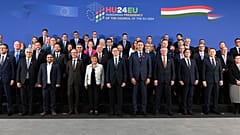 Foto de grupo de la reunión de ministros de Finanzas de la UE, con representantes de otras instituciones, este viernes en Budapest.