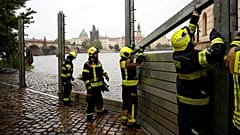 Feuerwehrleute passen Teile der Hochwasserschutzwände in Prag an, 13. September 2024