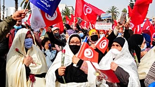 ARCHIVO - Simpatizantes del partido islamista Ennada marchan con banderas tunecinas durante un mitin en Túnez, Túnez, sábado 27 de febrero de 2021.