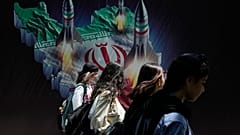  نساء إيرانيات بدون حجاب في شمال طهران، إيران، 19 أبريل، 2024.