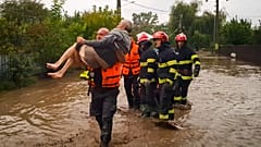 Ein Rettungssanitäter trägt einen alten Mann in Pechea, 14. September 2024