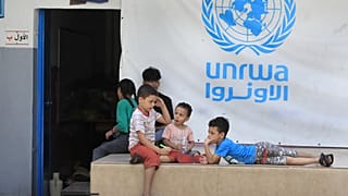 Lübnan'da Filistinlilerin yaşadığı en büyük mülteci kampı Ayn el-Helva'da çocuklar, UNRWA'nın inşa ettiği bir okulun önünde duruyor / Eylül 2023