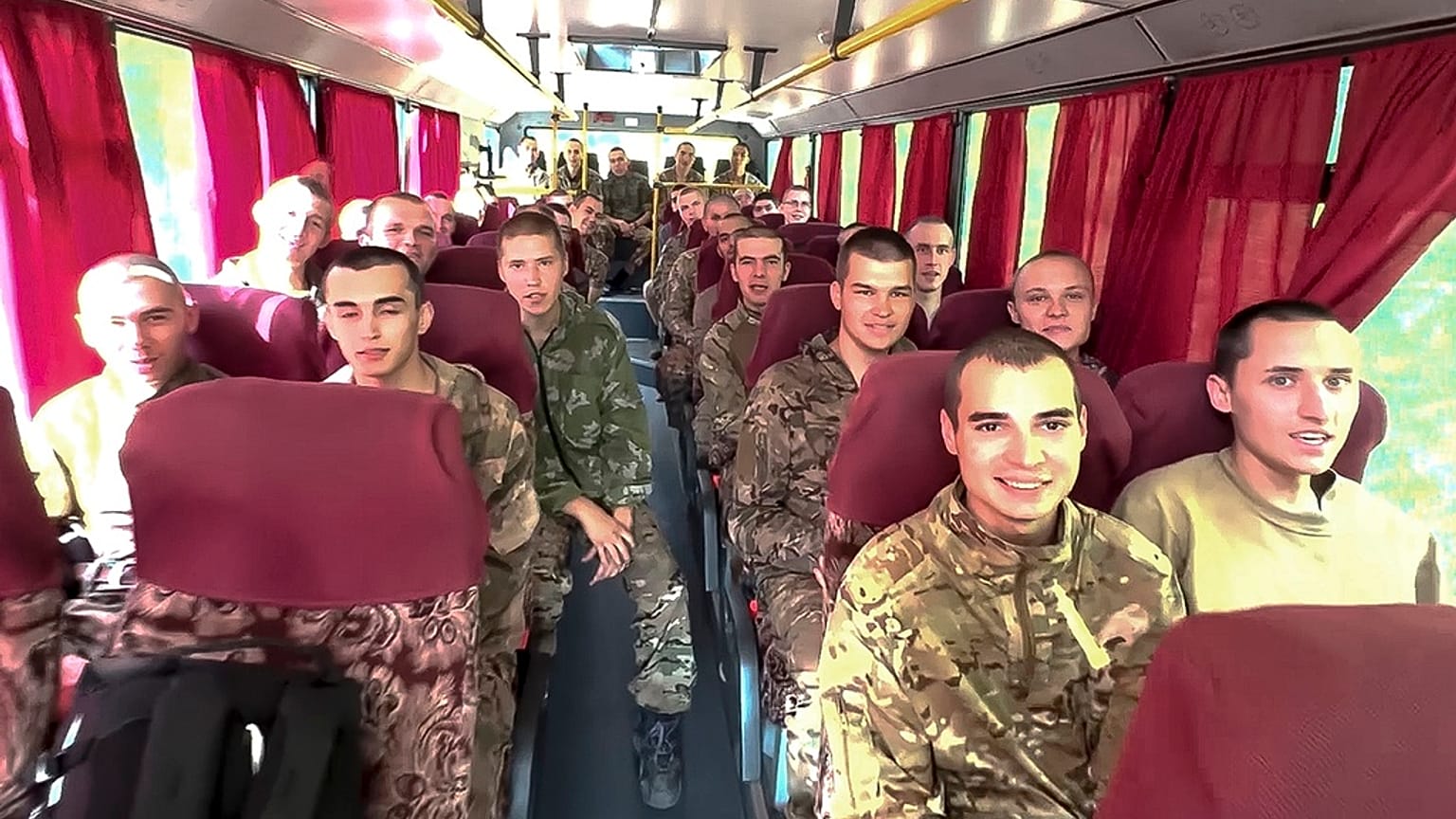 Группа российских солдат, захваченных в плен в Курской области, после освобождения в рамках обмена с Украиной.