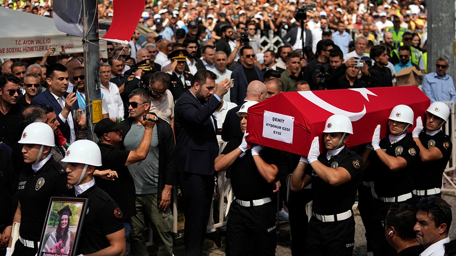 26 yaşındaki Eygi'nin Türk bayrağına sarılı tabutu kolluk kuvveti görevlileri tarafından taşındı.