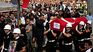 26 yaşındaki Eygi'nin Türk bayrağına sarılı tabutu kolluk kuvveti görevlileri tarafından taşındı.
