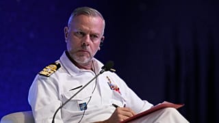 Ο πρόεδρος της Στρατιωτικής Επιτροπής του ΝΑΤΟ ναύαρχος Rob Bauer ακούει κατά τη διάρκεια της ολομέλειας του Αμυντικού Διαλόγου της Σεούλ στη Σεούλ, Νότια Κορέα, 11 Σεπτεμβρίου 2024. 