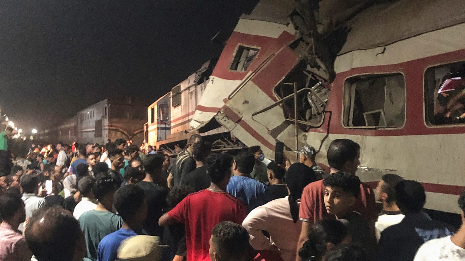 Mısır'ın Nil Deltası kenti Zagazig'de çarpışan iki yolcu treninin etrafını saran insanlar, 14 Eylül 2024