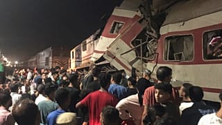 Un grupo de personas rodea dos trenes de pasajeros que chocaron en la ciudad egipcia de Zagazig, en el delta del Nilo, el 14 de septiembre de 2024.
