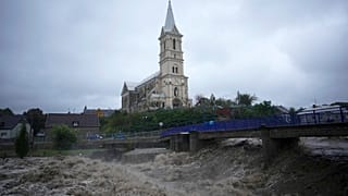 La rivière Bela passe devant une église lors des inondations à Mikulovice, en République tchèque, samedi 14 septembre