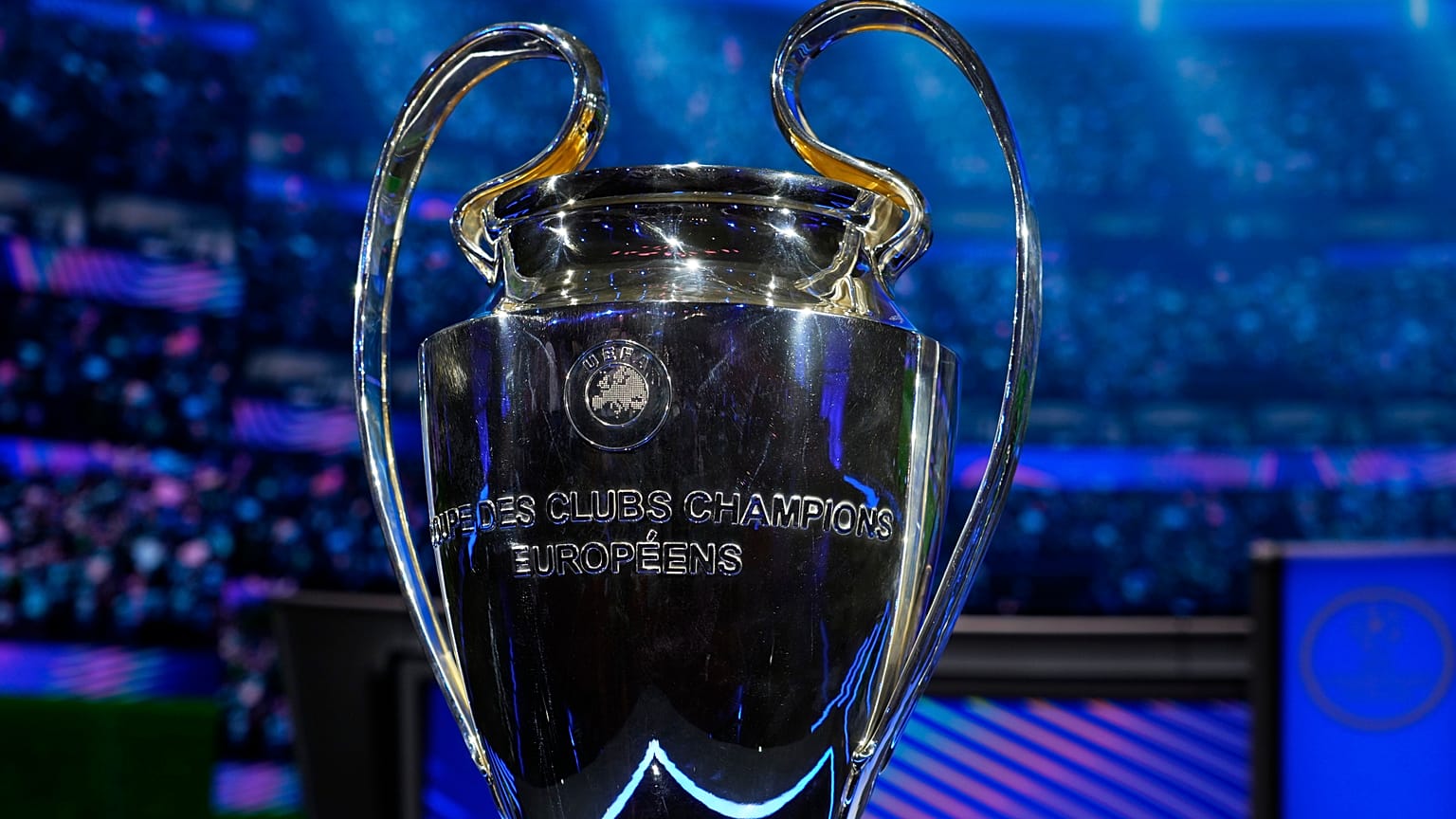 A labdarúgó Bajnokok Ligájának trófeája a megújult BL-sorozat főtáblájának sorsolásán az UEFA monacói székházában 2024. augusztus 29-én.