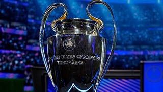 A labdarúgó Bajnokok Ligájának trófeája a megújult BL-sorozat főtáblájának sorsolásán az UEFA monacói székházában 2024. augusztus 29-én.