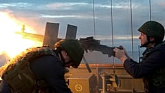 Russische Soldaten feuern von einem russischen Kriegsschiff aus auf See- und Luftziele während der gemeinsamen Marine- und Luftübungen mit China, 12. September 2024