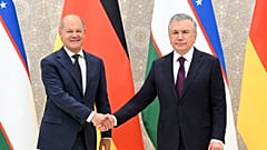 Usbekistans Präsident Shavkat Mirziyoyev, rechts, und Bundeskanzler Olaf Scholz posieren für ein Foto vor ihren Gesprächen in Samarkand, 15. September 2024