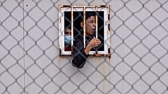 ARCHIVO - Niños que cruzaron a España son vistos dentro de un refugio temporal para menores no acompañados en Ceuta, España, el 20 de mayo de 2021.
