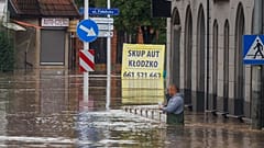 Polonya'nın güneybatısındaki Kłodzko kasabasında, günlerce süren şiddetli yağmurun ardından suyun içinde bir adam duruyor, 15 Eylül 2024