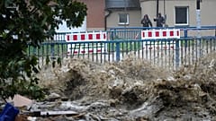 Anwohner beobachten den Fluss während des Hochwassers Jesenik, Tschechische Republik, Sonntag, 15. September 2024.