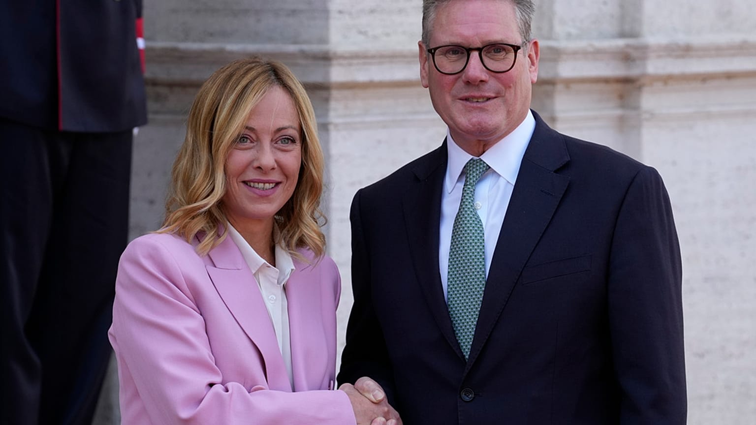 A primeira-ministra italiana, Giorgia Meloni, à direita, e o primeiro-ministro do Reino Unido, Keir Starmer, encontram-se na Villa Pamphilj, em Roma.