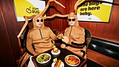 Leo Taylor y Aaron Thomas, fundadores de Yum Bug, se visten para la ocasión.