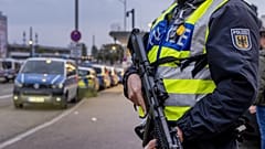 Gépfegyveres német rendőrtiszt Kohlnál, a francia határon
