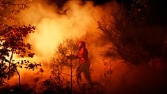 Πορτογάλος πυροσβέστης εργάζεται σε πυρκαγιά στην Τοντέλα, κοντά στο Βισέου της Πορτογαλίας, Πέμπτη το βράδυ, 22 Αυγούστου 2013.