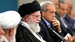 مسعود پزشکیان، رئیس جمهوری در کنار سید علی خامنه‌ای رهبر ایران