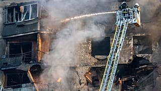 Bombeiros combatem incêndio depois de uma bomba aérea russa ter atingido um edifício residencial de vários andares em Kharkiv, na Ucrânia, no domingo, 15 de setembro de 2024