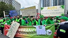 Trabalhadores da Audi Bruxelas manifestam-se em Bruxelas contra o plano social da empresa.