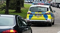 Deutsche Polizisten eskortieren ein französisches Auto zu einer Kontrolle an der Grenze zu Belgien in Aachen.