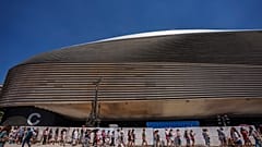 Aficionados hacen cola para el concierto de Taylor Swift a las puertas del estadio Santiago Bernabéu de Madrid en mayo de 2024