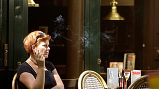 Archivo: Una mujer fuma a la salida de un bar en el centro de Ámsterdam, Países Bajos, el martes 1 de julio de 2008.