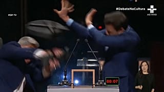  أحد المرشحين في سباق رئاسة بلدية ساو باولو يتعرض لهجوم من أحد منافسيه خلال مناظرة تلفزيونية بكرسي معدني لإشارته إلى مزاعم سوء سلوكه الجنسي.