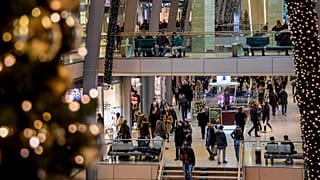 Archivo: Compras navideñas en la ciudad alemana de Hamburgo