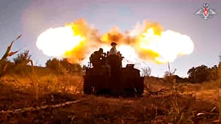 ARCHIVO - En esta foto del Ministerio de Defensa de Rusia del 18 de agosto de 2024, soldados rusos disparan un cañón hacia los ucranianos en Kursk, Rusia.