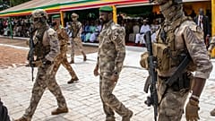  زعيم المجلس العسكري الحاكم في مالي المقدم أسيمي جويتا يحضر عرضًا عسكريًا بمناسبة يوم الاستقلال في باماكو بمالي 2022
