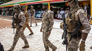  زعيم المجلس العسكري الحاكم في مالي المقدم أسيمي جويتا يحضر عرضًا عسكريًا بمناسبة يوم الاستقلال في باماكو بمالي 2022