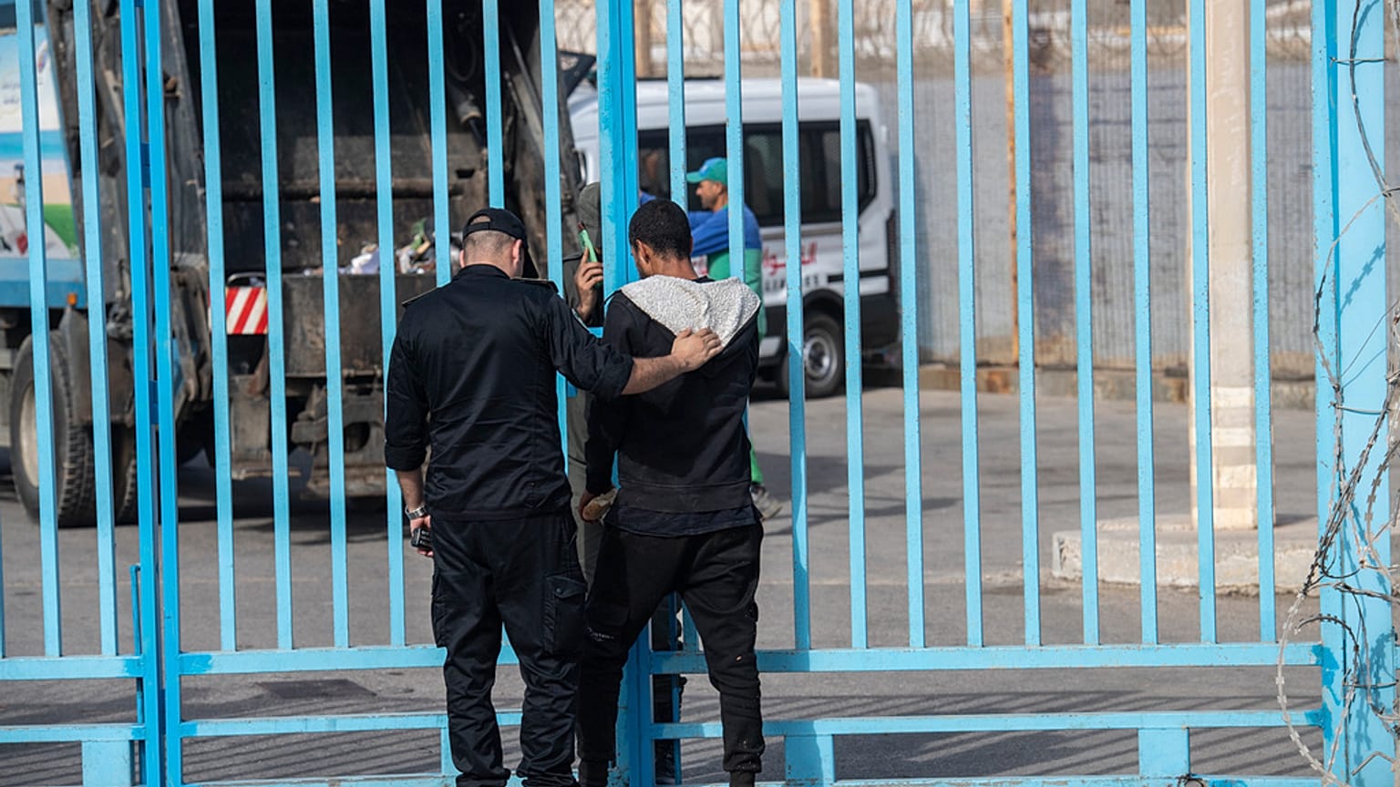 Fas polisi, Fnideq kasabasında İspanya'nın Ceuta bölgesiyle olan sınırı geçmeye çalışan bir kişiyi gözaltına aldı, 16 Eylül 2024