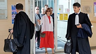 H Ζιζέλ Πελικό, θύμα βιασμού από τον σύζυγό της, προσέρχεται στο δικαστήριο για την πολύκροτη δίκη στη Γαλλία