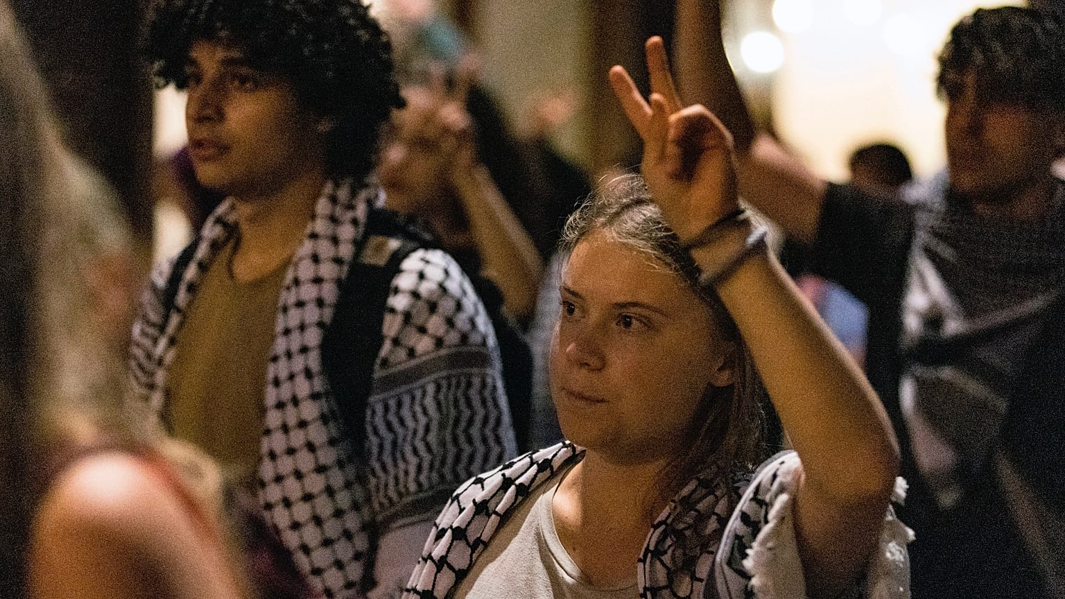 İsveçli iklim aktivisti Greta Thunberg (ortada), Kopenhag Üniversitesi'nin İsrail üniversiteleriyle işbirliği yapmasına karşı düzenlenen gösteride, 4 Eylül 2024.