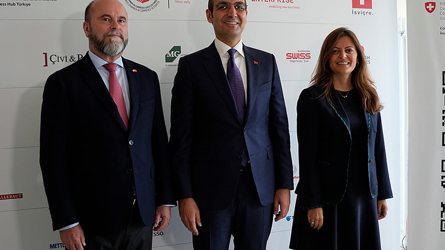 İsviçre günleri basın toplantısında Başkonsolos diğer paylaşlarla bir araya geldi.