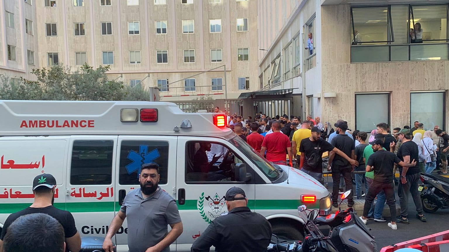 أشخاص يتجمعون خارج مستشفى الجامعة الأمريكية بعد وصول عدد من الرجال الذين أصيبوا بانفجار أجهزة الاستدعاء المحمولة باليد، في بيروت، لبنان، الثلاثاء 17 سبتمبر/أيلول 2024. (أسوشيت