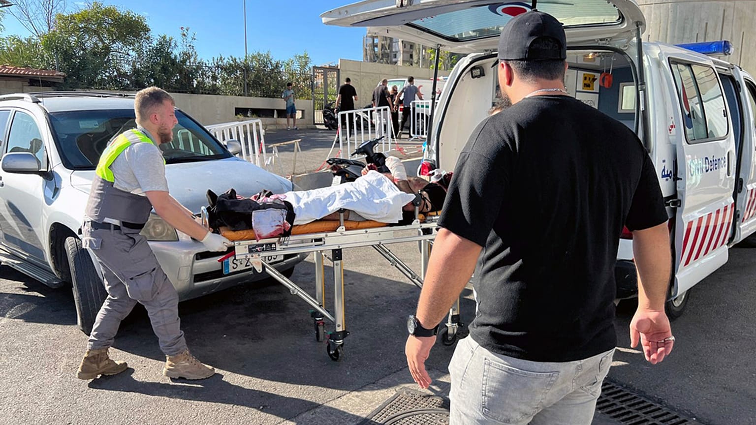 Sağlık ekipleri, bir yaralıyı ambulansa taşıyor, 17 Eylül 2024