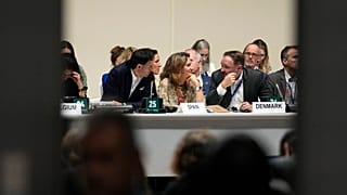Wopke Hoekstra (izq.), Teressa Ribera y Dan Jorgensen en la cumbre COP28 celebrada en Dubai el año pasado. El trío dirigirá ahora la política climática y energética de la UE.