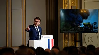 Fransa Cumhurbaşkanı Emmanuel Macron, itfaiyecilerin yangınlarla mücadelesine yönelik bir konuşma yapıyor, 28 Ekim 2022