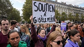 Gisele Pelicot için Paris'te sokaklara dökülen insanlar 'Destek' pankartlarını taşıyor, 14 Eylül 2024
