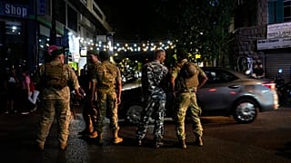 Lübnan askerleri, yaralıları Amerikan Üniversitesi hastanesine götüren caddede nöbet tutuyor, Beyrut, 17 Eylül 2024.