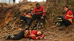 Os bombeiros descansam durante uma pausa na luta contra os incêndios nos arredores de Sever do Vouga, uma cidade no norte de Portugal que tem estado cercada por incêndios.