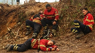 Os bombeiros descansam durante uma pausa na luta contra os incêndios nos arredores de Sever do Vouga, uma cidade no norte de Portugal que tem estado cercada por incêndios.